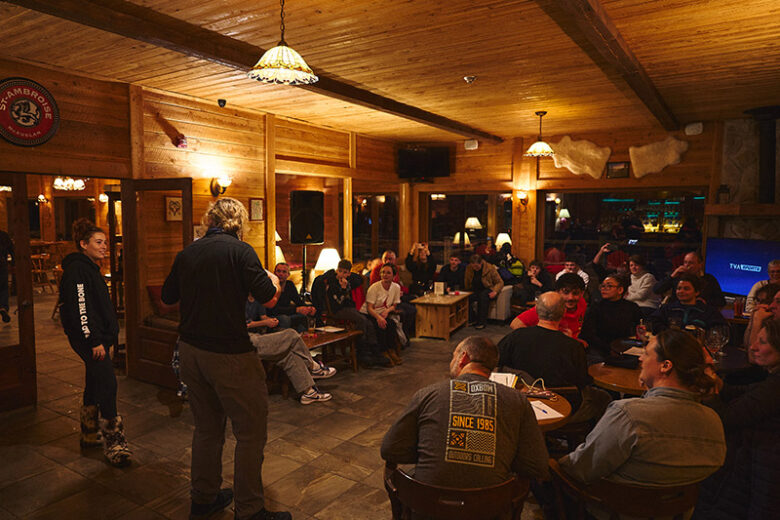 Vue panoramique du fjord du Saguenay enneigé, décor pour party de Noël d’entreprise