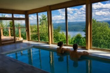 Dormir en pleine nature Québec, hébergement nature confortable Québec, chalet confort Saguenay, hôtel nature Québec, hébergement Fjord du Saguenay, séjour nature confortable, chalet avec vue fjord, vacances nature Québec, Auberge du Cap au Leste, dormir au cœur de la nature