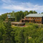 Hébergement de luxe en forêt Québec, chalet de luxe Saguenay, hôtel nature haut de gamme Québec, hébergement Fjord du Saguenay, chalet avec vue Québec, séjour luxe nature Québec, Auberge du Cap au Leste, vacances haut de gamme Québec, hébergement nature de luxe, séjour premium Saguenay
