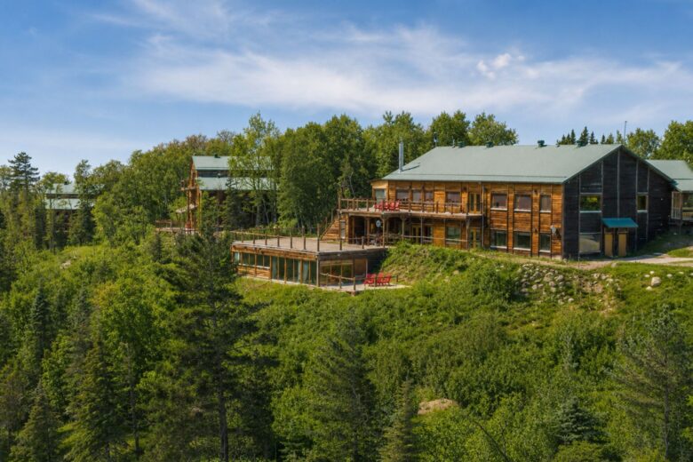 Hébergement de luxe en forêt Québec, chalet de luxe Saguenay, hôtel nature haut de gamme Québec, hébergement Fjord du Saguenay, chalet avec vue Québec, séjour luxe nature Québec, Auberge du Cap au Leste, vacances haut de gamme Québec, hébergement nature de luxe, séjour premium Saguenay